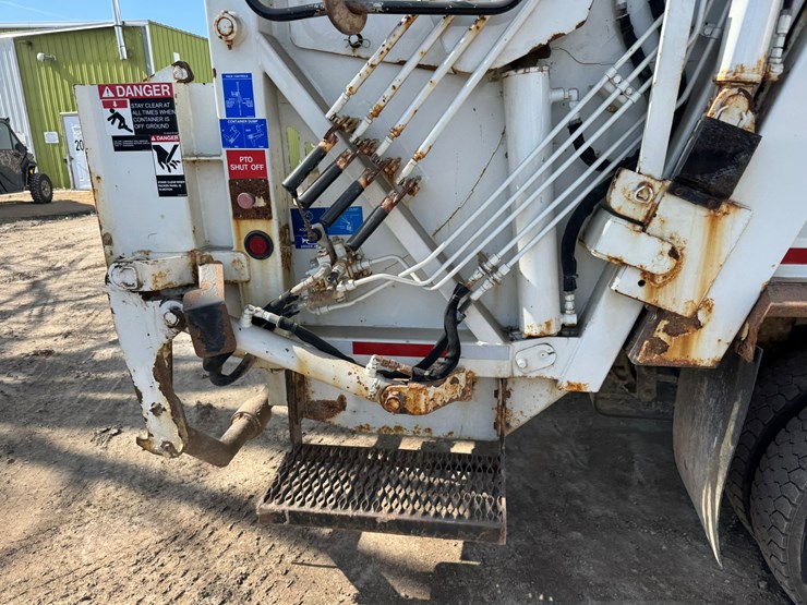 2018-isuzu-nrr-image-20