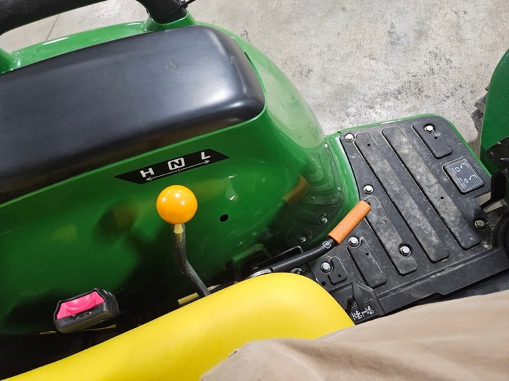 2025-john-deere-3032e-image-33