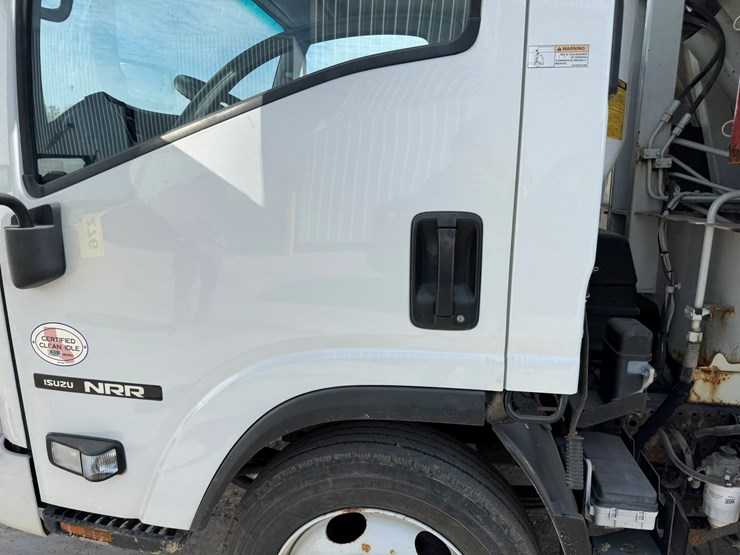 2018-isuzu-nrr-image-12