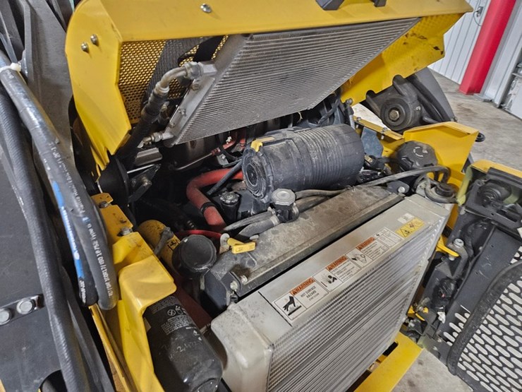 2021-new-holland-l318-image-15