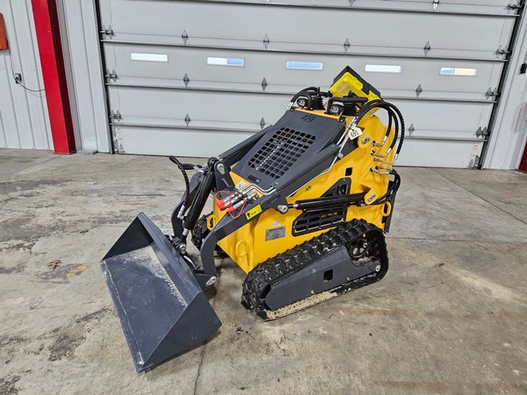 #691-•-2026-zjg-zj380-mini-skid-steer-image-1