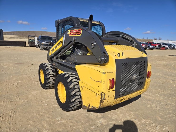 new-holland-l225-image-5