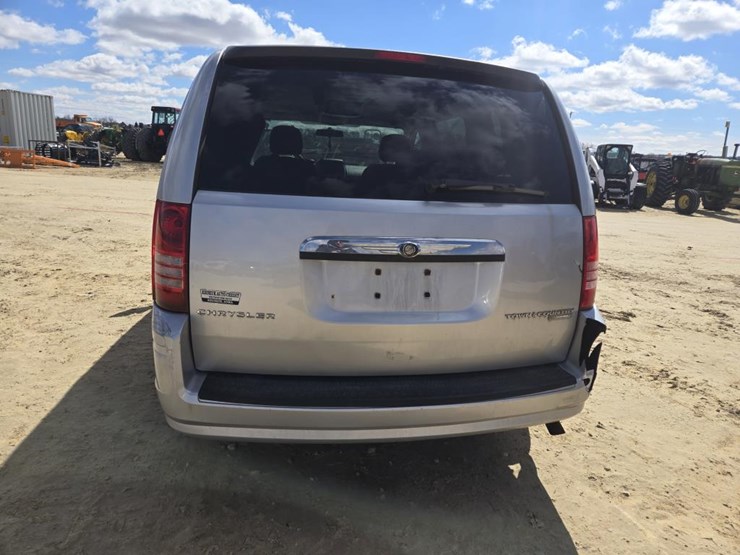 2010-chrysler-town-&-country-touring-image-8