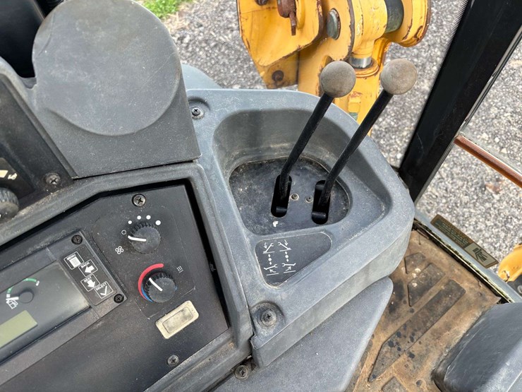 2010-deere-310j-image-18