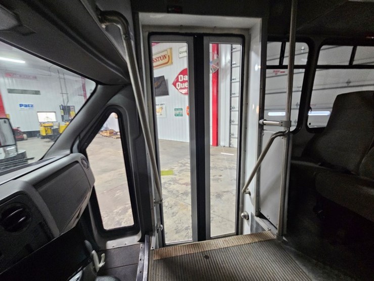 2012-ford-e350-image-12