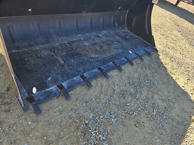 #638-•-heavy-duty-loader-bucket-with-teeth-image-7