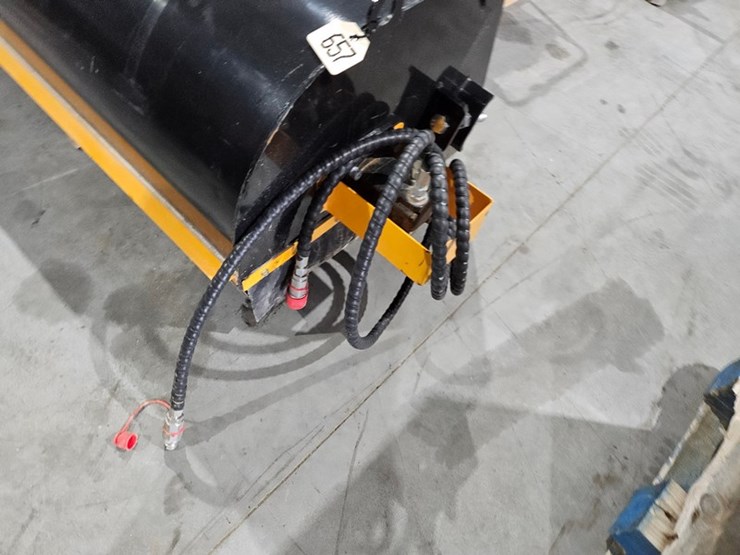 #657-•-2026-giyi-72"-box-broom-image-9