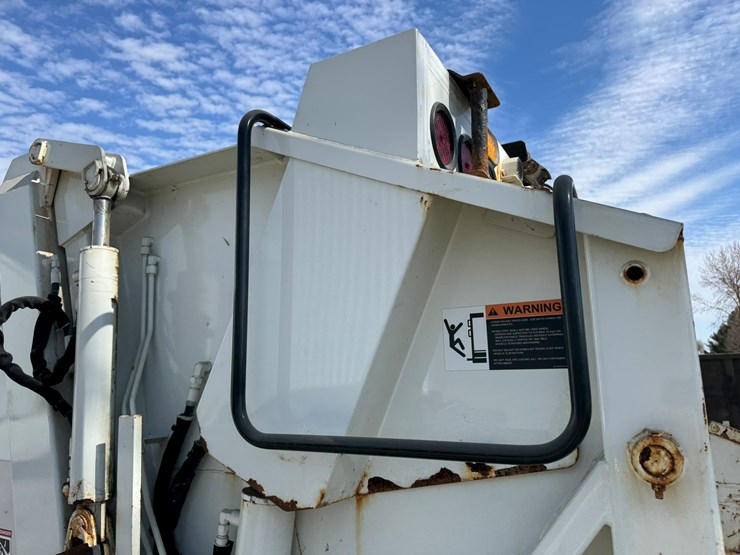 2018-isuzu-nrr-image-27