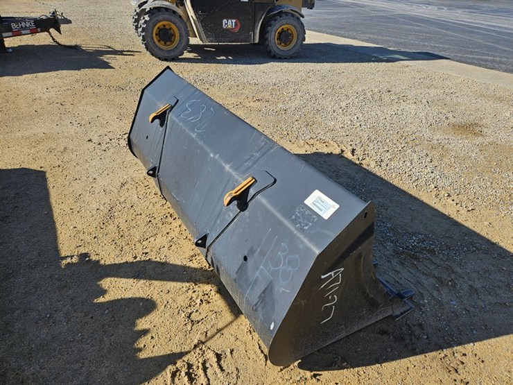 #638-•-heavy-duty-loader-bucket-with-teeth-image-5