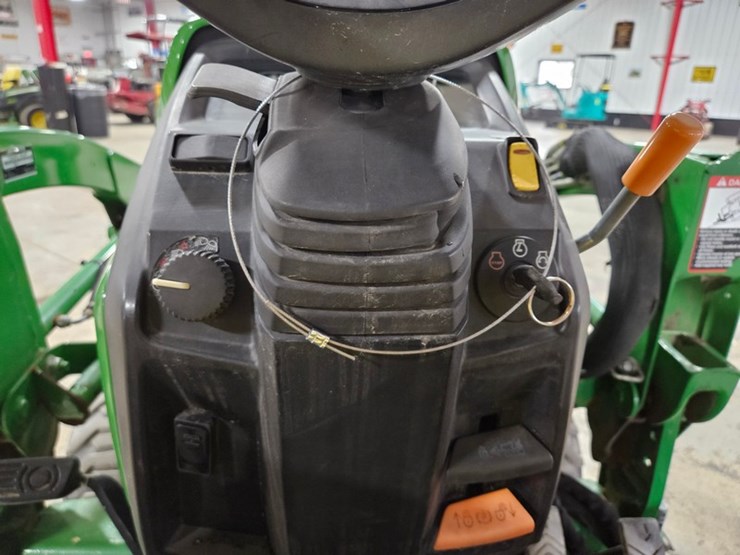 2018-john-deere-1025r-image-30