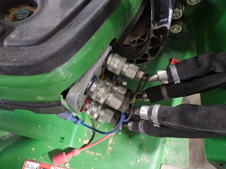 2018-john-deere-1025r-image-15