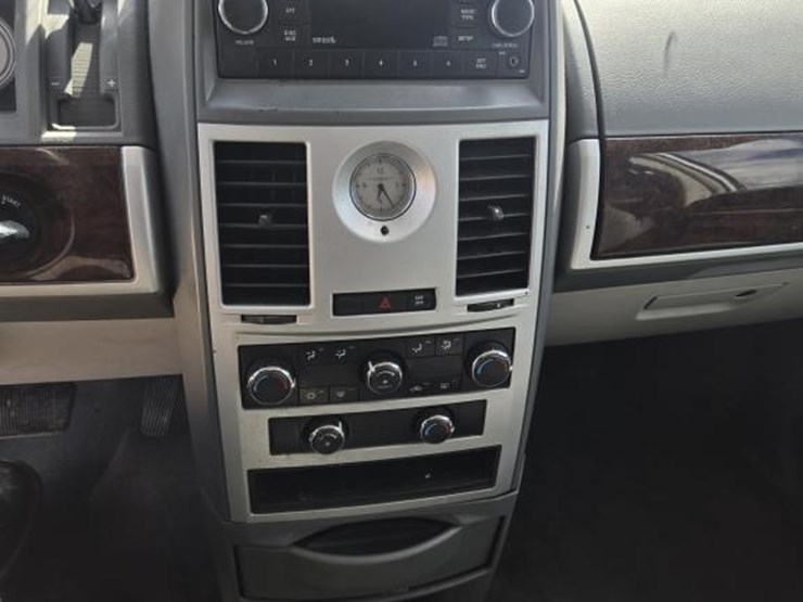 2010-chrysler-town-&-country-touring-image-18