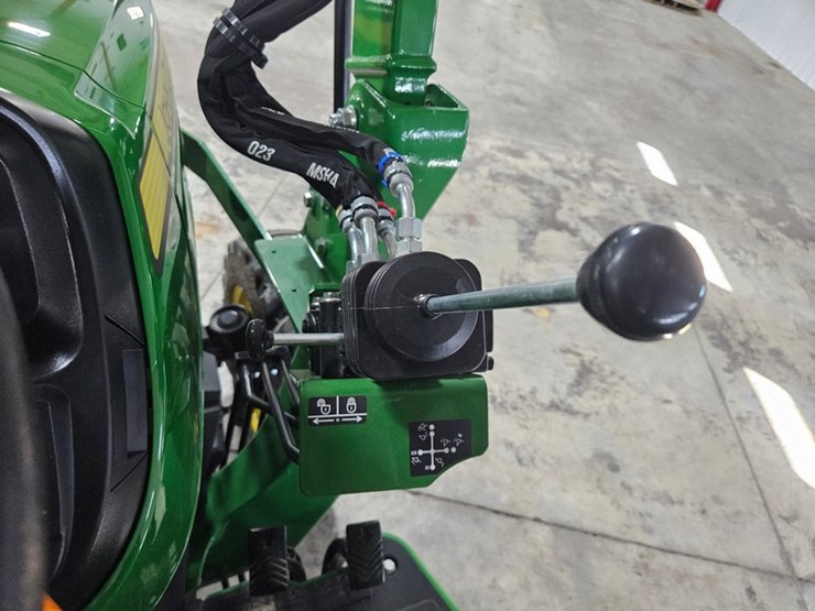 2025-john-deere-3032e-image-29