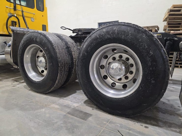 2017-peterbilt-579-image-16