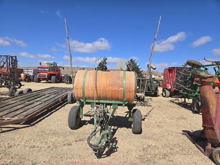 #194-•-john-deere-sprayer-with-booms-and-pump-image-2
