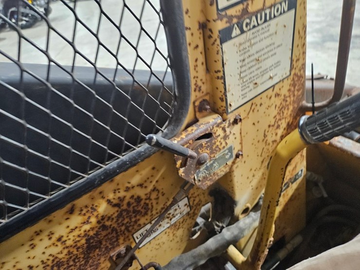 new-holland-l555-image-22