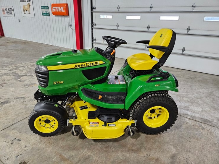2020-john-deere-x758-image-2