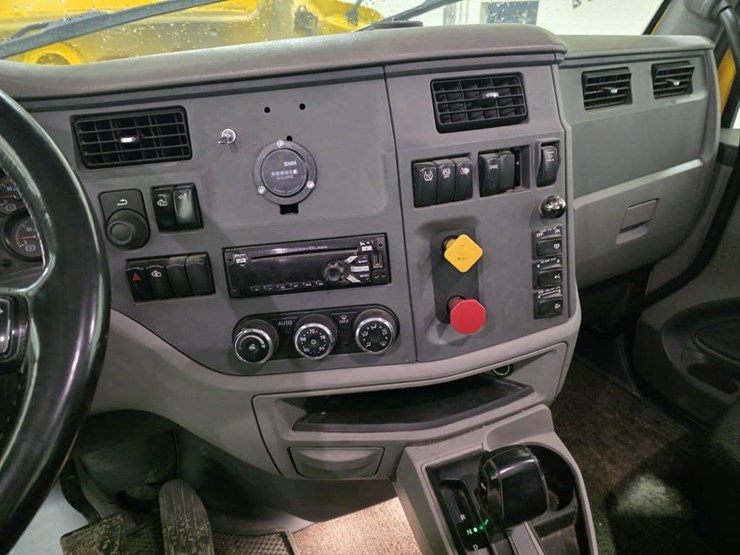 2017-peterbilt-579-image-32