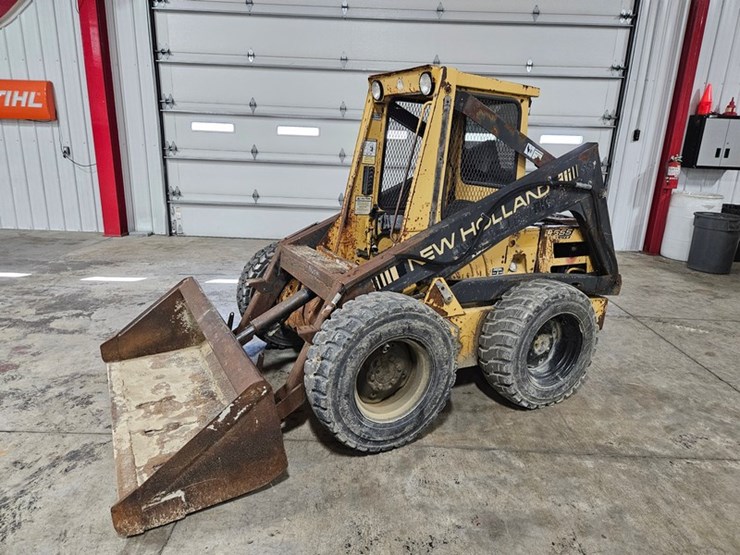 new-holland-l555-image-1