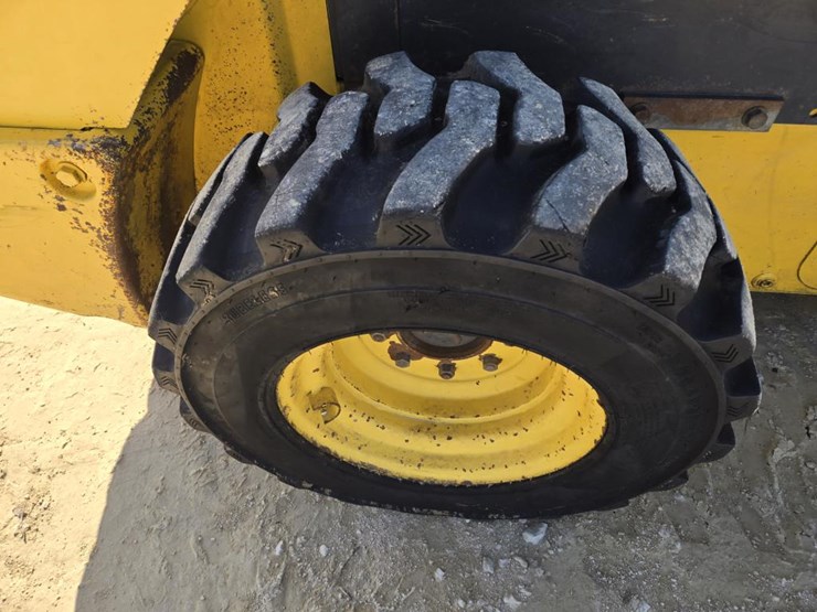 new-holland-l225-image-9