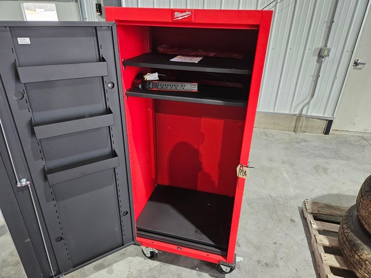 #704-•-milwaukee-27"-high-capacity-steel-locker-image-10