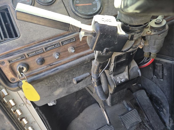 #212-•-1994-freightliner-semi-tractor-image-25