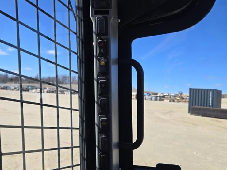 new-holland-l225-image-18