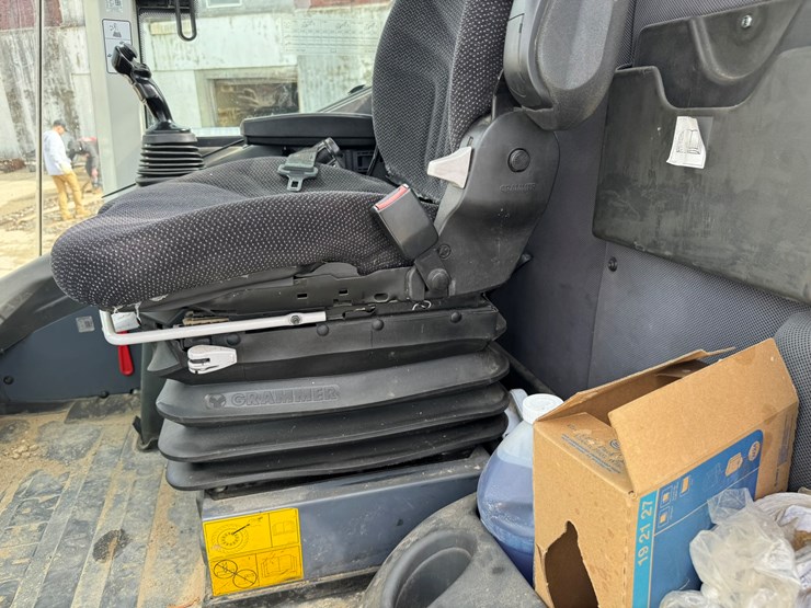 #3277-•-2016-liebherr-542-wheel-loader-w/-plow-and-chains-image-32