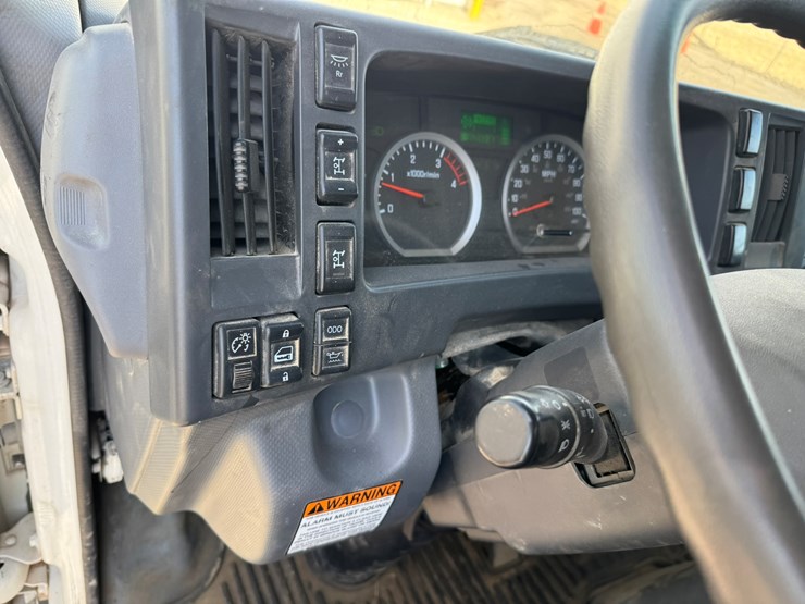 2018-isuzu-nrr-image-44