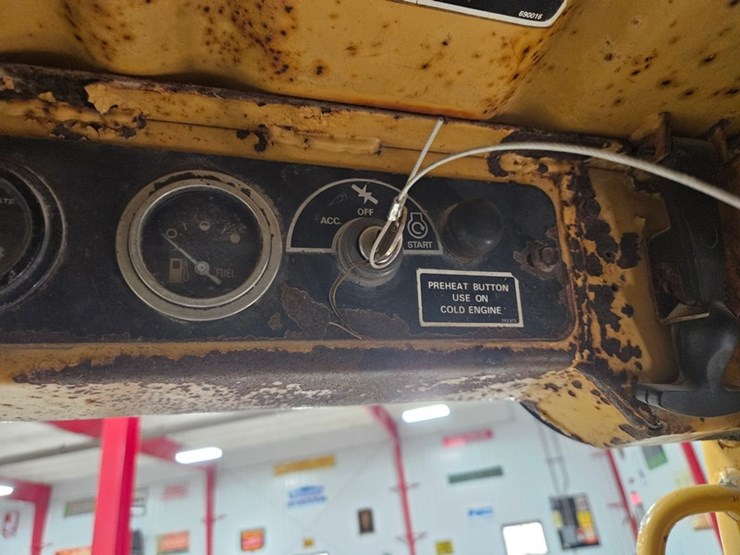 new-holland-l555-image-25