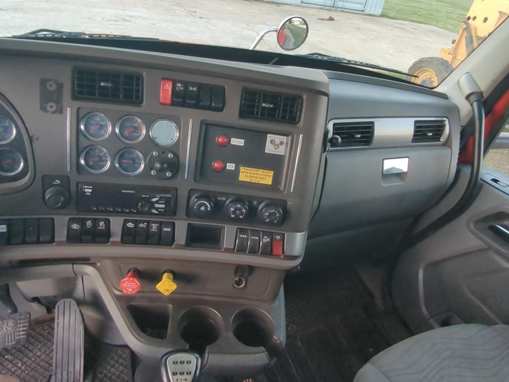 2015-kenworth-t880-image-22