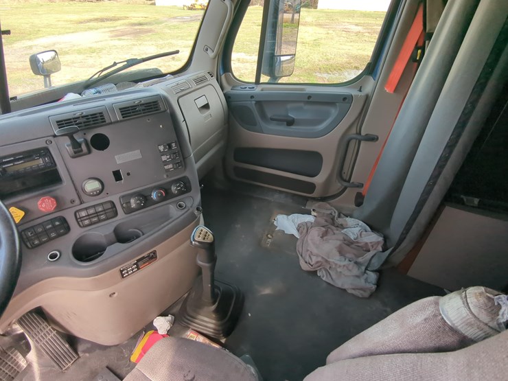 2015-freightliner-cascadia-125-image-14