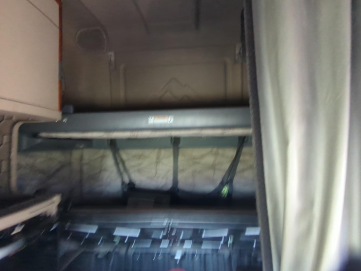 2015-freightliner-cascadia-125-image-12