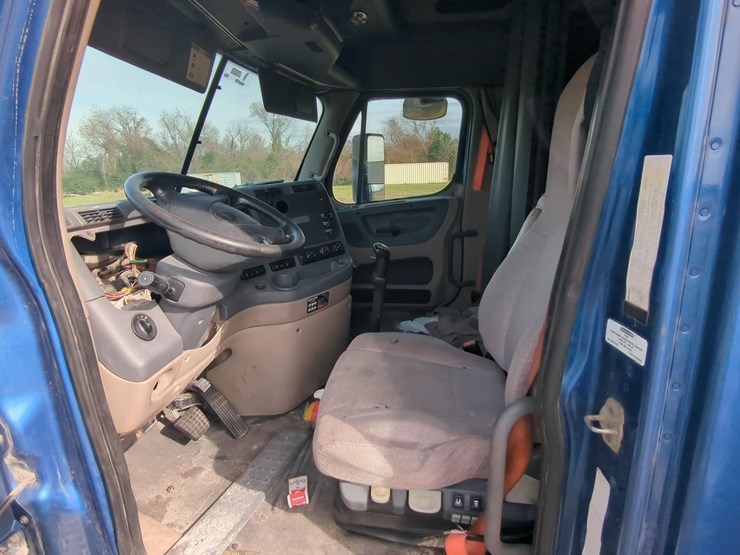 2015-freightliner-cascadia-125-image-11