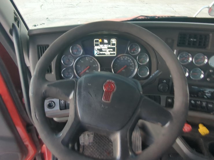 2015-kenworth-t880-image-23