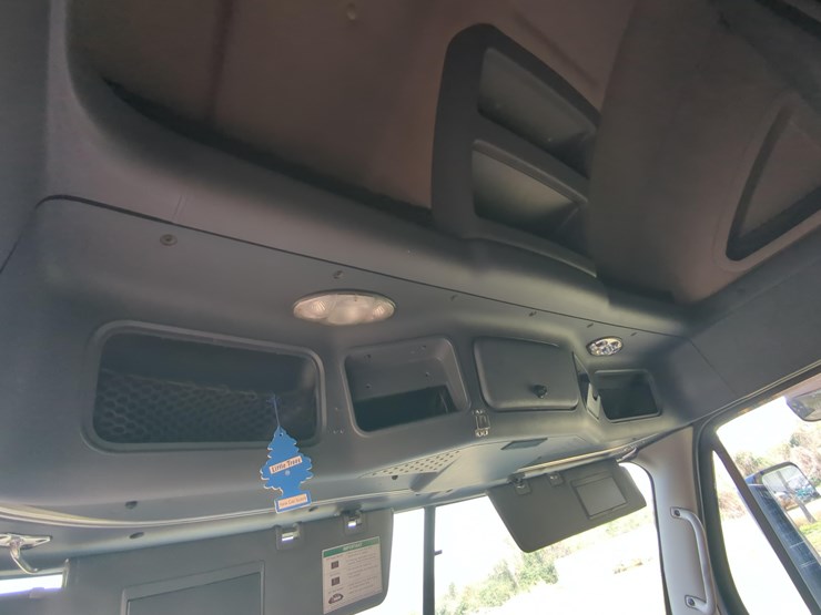 2015-freightliner-cascadia-125-image-17