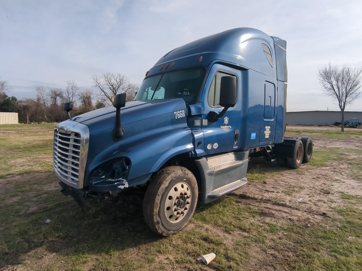 2015-freightliner-cascadia-125-image-2