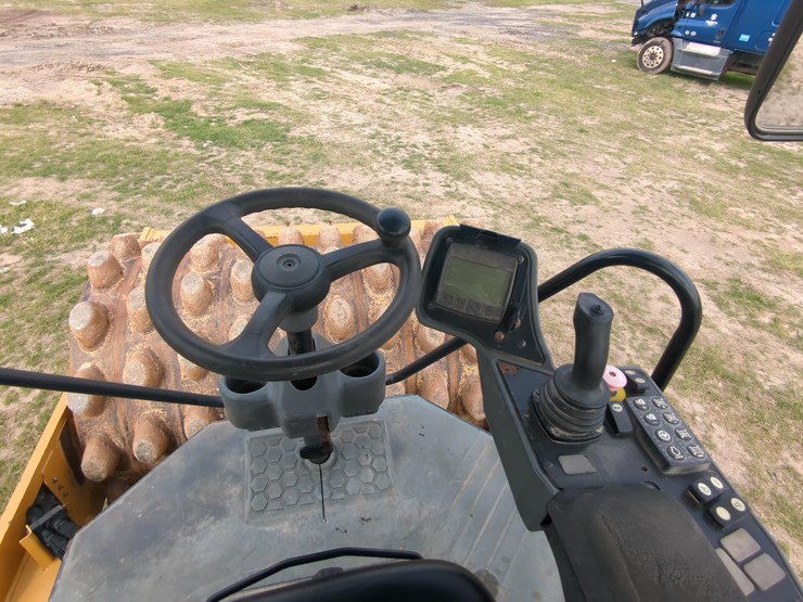 2019-caterpillar-cp56-image-12