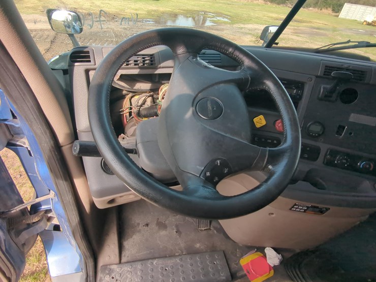 2015-freightliner-cascadia-125-image-16