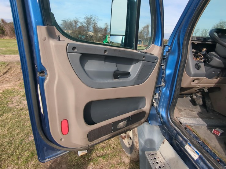 2015-freightliner-cascadia-125-image-10