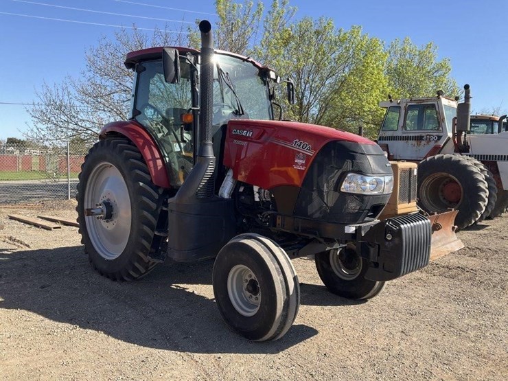 case-ih-farmall-140a-image-3
