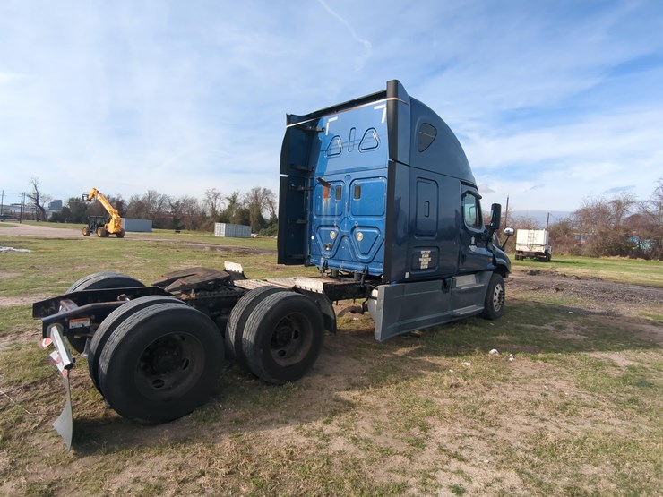 2015-freightliner-cascadia-125-image-4