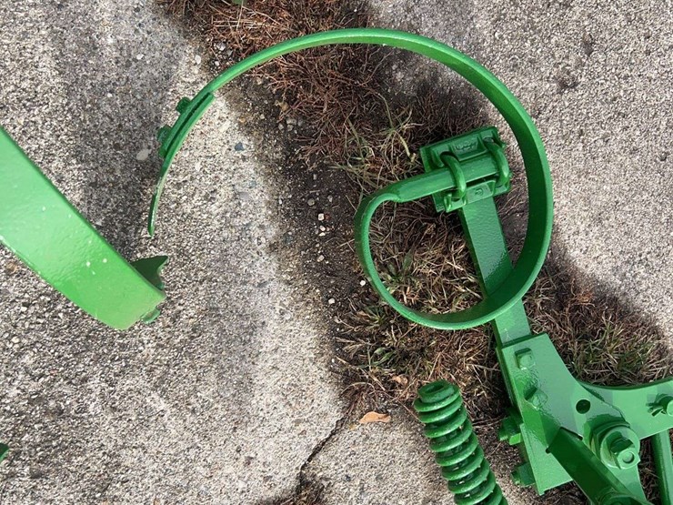 john-deere-one-row-mounted-cultivator-image-10