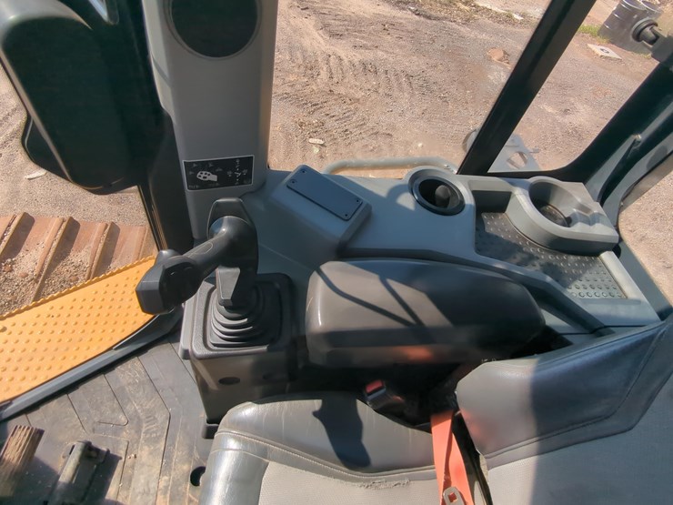 2020-deere-750l-lgp-image-18