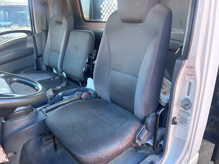 2013-isuzu-npr-image-45