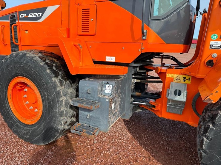 2017-doosan-dl220-5-image-22