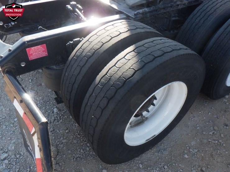 2022-volvo-vnl300-image-6