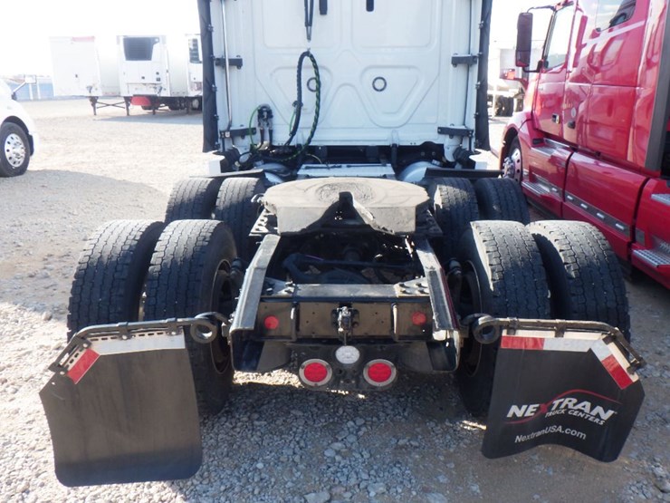 2021-freightliner-cascadia-126-image-11