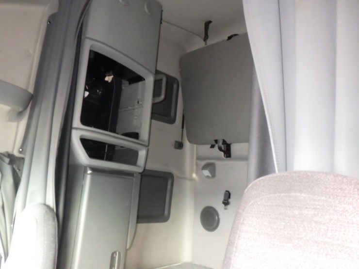 2019-volvo-vnl-760-image-22