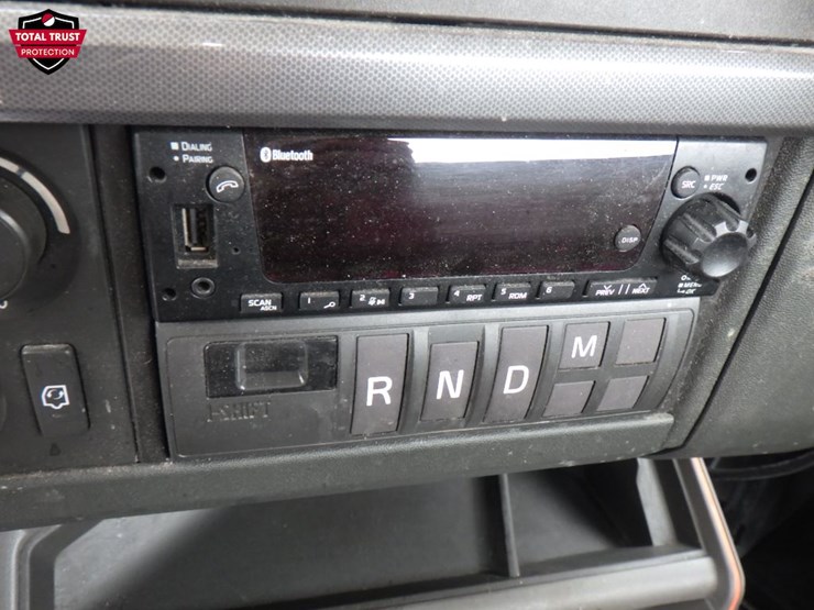 2023-volvo-vnl-300-image-16